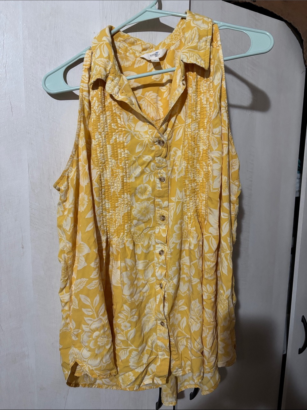 Terra & Sky Yellow Floral Button-Front Sleeveless Blouse